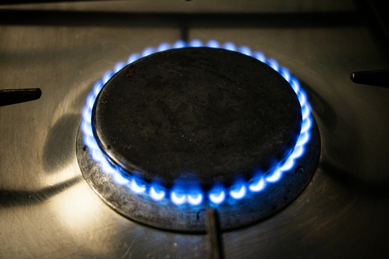 Gas cooktop burner with an even blue flame ring